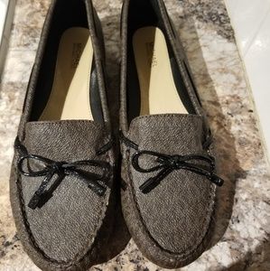 NEW NEVER WORN MK DAISY MOC TINY MK LOGO PVC